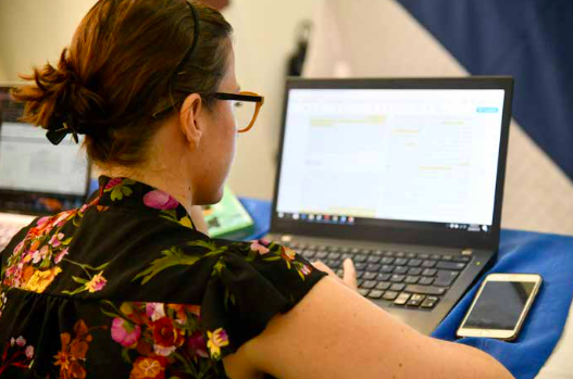 Mujer usándose computador